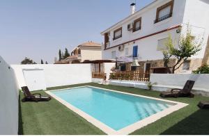 Magnificent villa: 2 private pools, BBQ, garden & parking. 13 per. In Padul