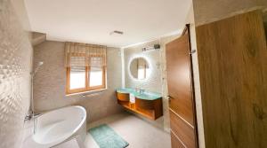 Luxury Beachfront Apartment - Villa Bregeš