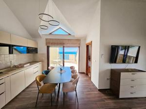 Luxury Beachfront Apartment - Villa Bregeš