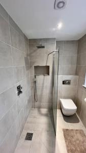 Modern 5 bedroom Getaway Free Parking