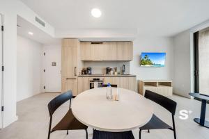 High-Rise Miami Condo - Pool - Sea View