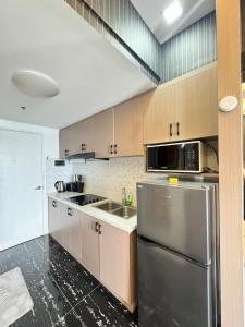 EC City Haven Modern Cozy Studio near Malls and Transport terminals with Wifi Netflix Balcony