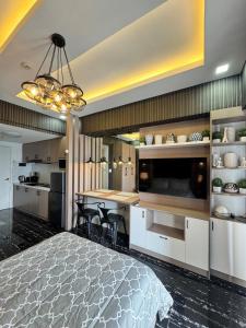 Cozy Modern Condo with balcony near SM Mall with WiFi