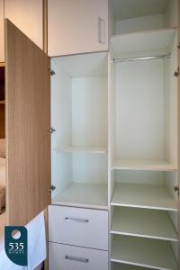 Conheça o charme de Ondina em condomínio beira mar