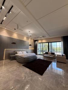 Ultra Luxury 7BHK Estate I Pool, Grand Lawn and Tubs