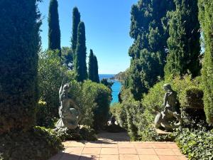 Born to Chill Central Stay with Pool, Parking & Balcony