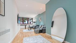 Leeds Luxury Flat with Pool Table - Sleeps 8