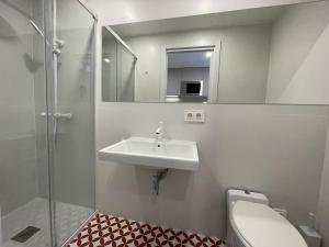 NEW 2-bedroom 2-bath, 5 min walk Metro L1-FIRA BCN