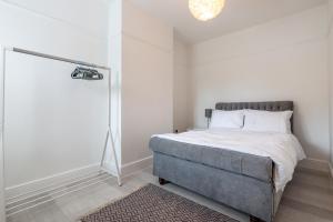 Beautiful period house, 2 bed, 2 bath and parking