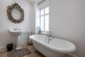 Beautiful period house, 2 bed, 2 bath and parking