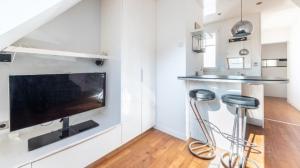 Bright apartment with terrace 16th