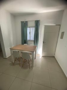 Departamentos frente al shopping