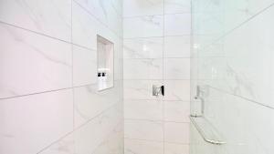 Apt 2H 3 Beds Pool 4 Min to Beach