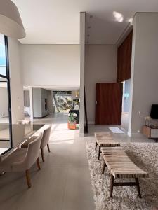 Casa térrea com 4 suítes em condomínio