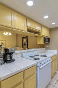 Tiki 339 - Comfortable 1BR Condo Close to Beach condo