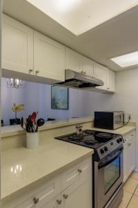 Modern 3BR Condo Sleeps 6 Near Beach condo