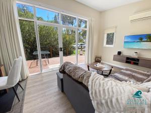 Island Resort Retreat - Pools, Spa, Gym Access