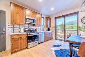 Upstay Lake Dillon Basecamp & Mountain Trails