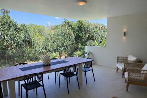 Pandanus Beach House - Direct Beach Access