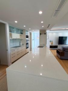 Pandanus Beach House - Direct Beach Access