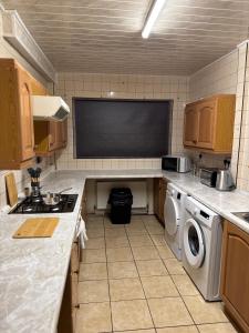 The Luxe - 3br-Sleeps 8-Driveway-Private garden