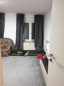 sharing room in apartment