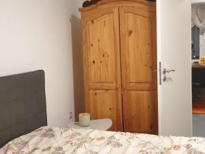 sharing room in apartment