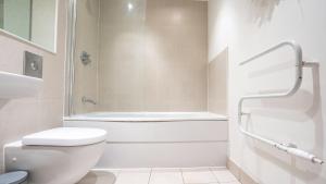 Central Flat with Balcony - Sleeps 14 - city views