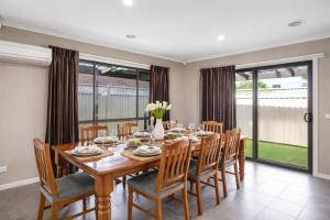 Cosy Luxury Home with Hot Tub, BBQ & Comfort