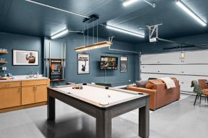 Mountain Views, Hot-tub, Mini-golf, Sauna, Games!