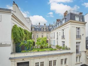 Superb Flat Heart 8th District Matignon St Honoré