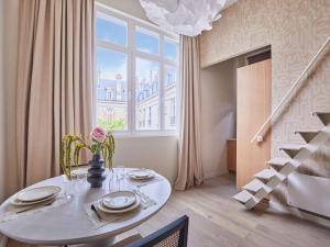 Superb Flat Heart 8th District Matignon St Honoré