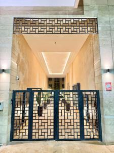 Modern apartment with jacuzzi & gym