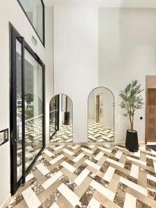 Apartment with pool & gym