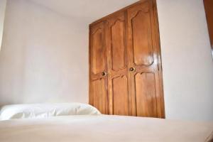 Habitación con cama nueva doble y balcón privado cerca del parque principal