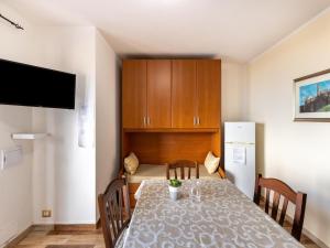 Apartment with veranda and private parking img5