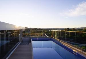 Chada by Cadiz Properties - 2 Bedroom Apartment with Lakeview Pool, within CBD and Beside Commonwealth Park