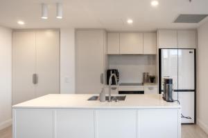 Chada by Cadiz Properties - 2 Bedroom Apartment with Lakeview Pool, within CBD and Beside Commonwealth Park