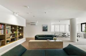Chada by Cadiz Properties - 2 Bedroom Apartment with Lakeview Pool, within CBD and Beside Commonwealth Park