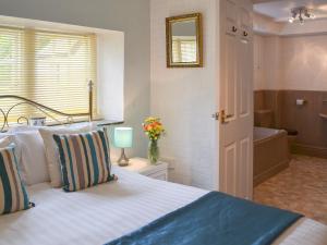 Rosecraddoc Manor - Natalie Jane