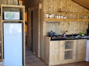 Tente Lodge avec Terrasse et Jacuzzi, 6 Personnes - API-1-52-1705