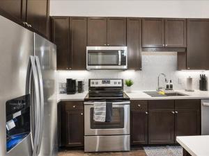 Serene Frisco Apt with Pool, EV Charger and Gym