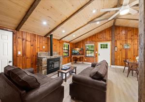 Woodsong Cabin - Pet-Friendly, Hot Tub, Sleeps 4