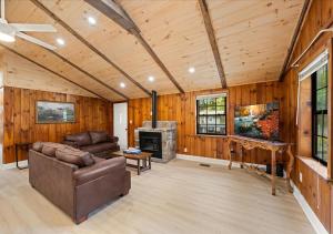 Woodsong Cabin - Pet-Friendly, Hot Tub, Sleeps 4