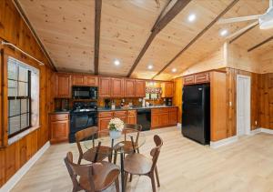Woodsong Cabin - Pet-Friendly, Hot Tub, Sleeps 4