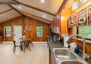 Woodsong Cabin - Pet-Friendly, Hot Tub, Sleeps 4