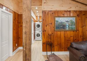 Woodsong Cabin - Pet-Friendly, Hot Tub, Sleeps 4