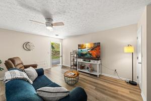 Birds Nest near Dollywood, Island, LeConte