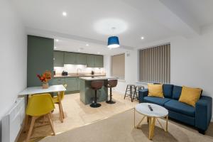 Luxury Huddersfield Apartments & Prime City Centre Location & Opposite Train Station
