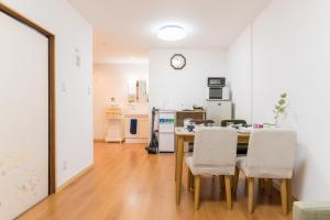 Osaka 2 Floor Japanese style tatami house , 4 min Subway to Namba , Near Station , 2 Toilet , 2-5 people